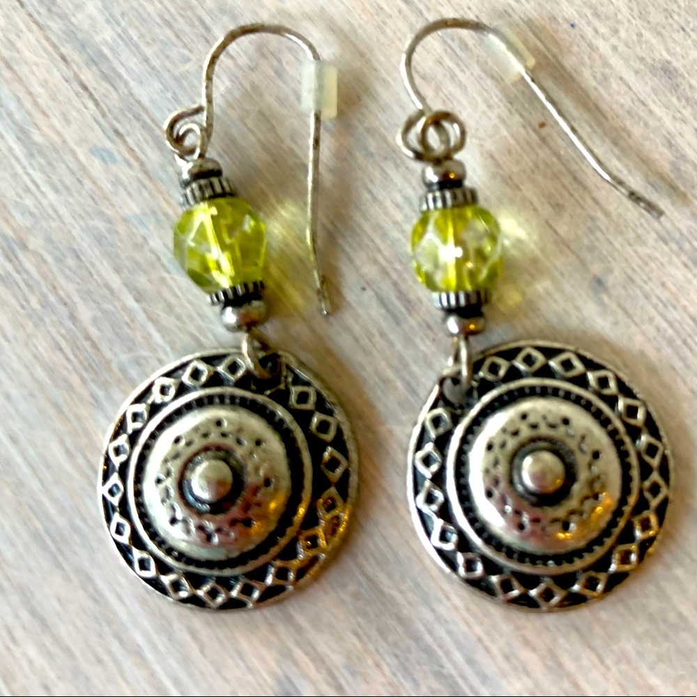 Vintage NWOT Silver Green Beaded Earrings. NEVER Been Worn ❤️